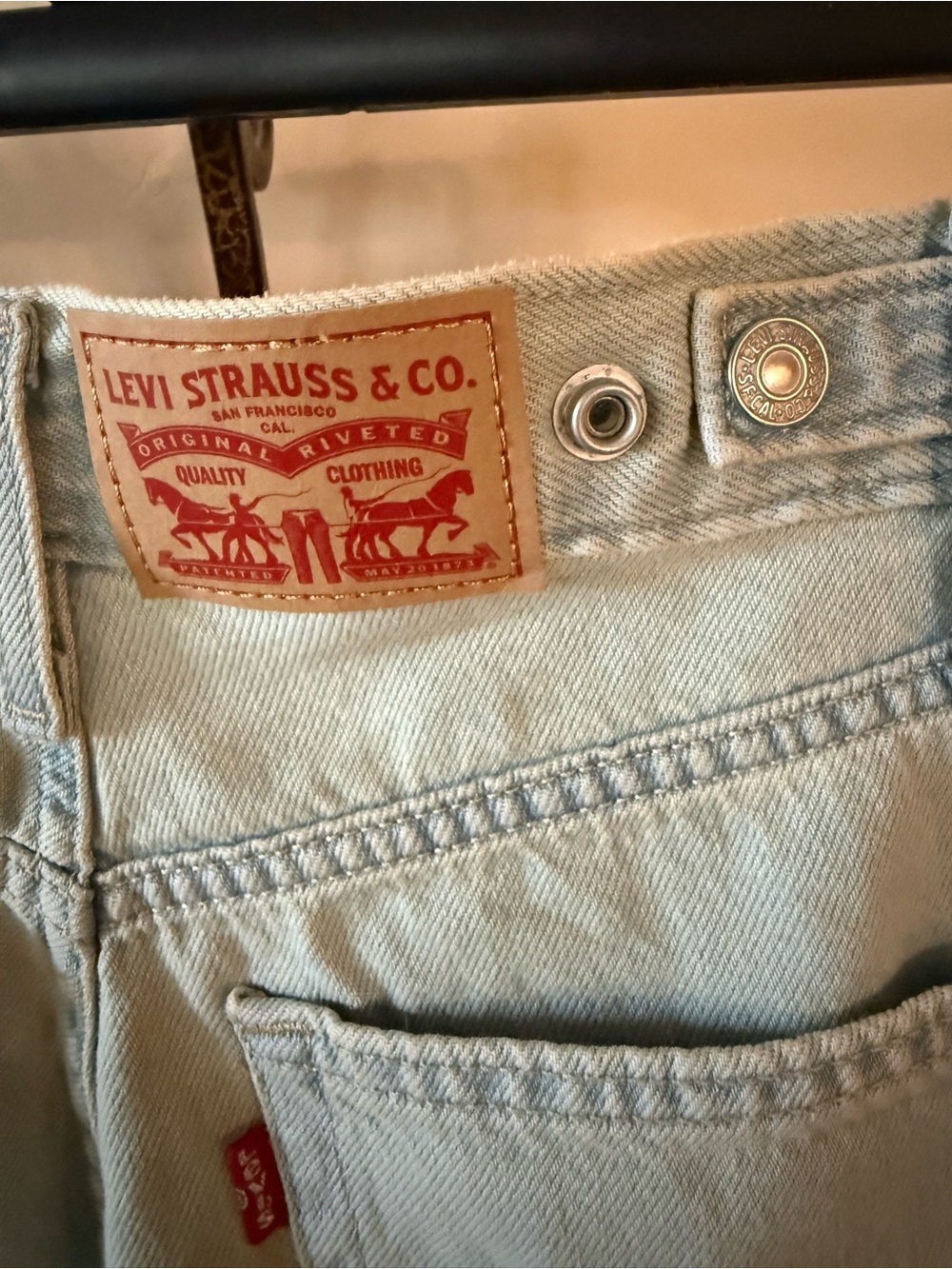 Levi's Women's Cinch Baggy Jeans - Picture 7 of 7